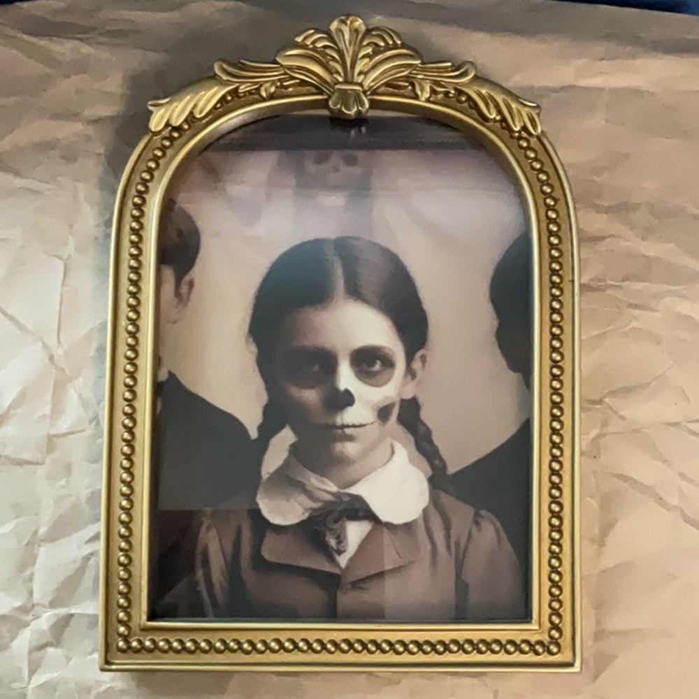 3D Changing Face Horror Pictures Moving Portrait on Ornate Gold Picture Frame